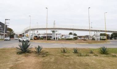 Un hombre se arrojó desde el puente peatonal y sufrió una fractura