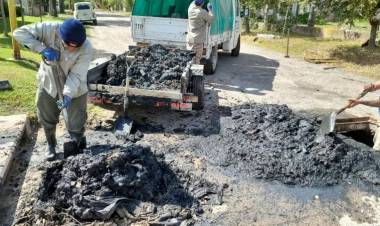 El municipio realiza la limpieza de canales entubados en barrio Savio para mejorar el drenaje y prevenir anegamientos