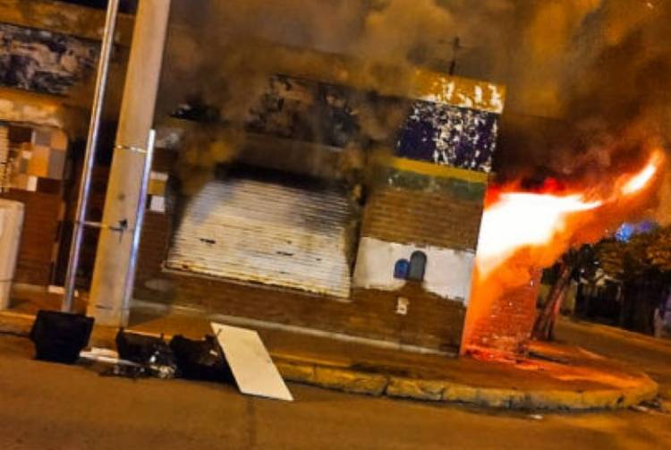 Una menor y su bebé fallecieron en un incendio en Arroyito