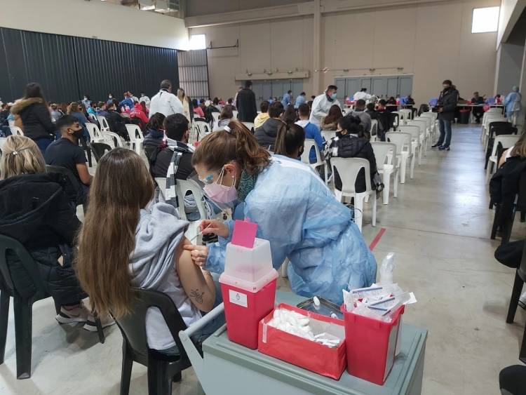 Fueron vacunados jóvenes de 20 a 25 años 