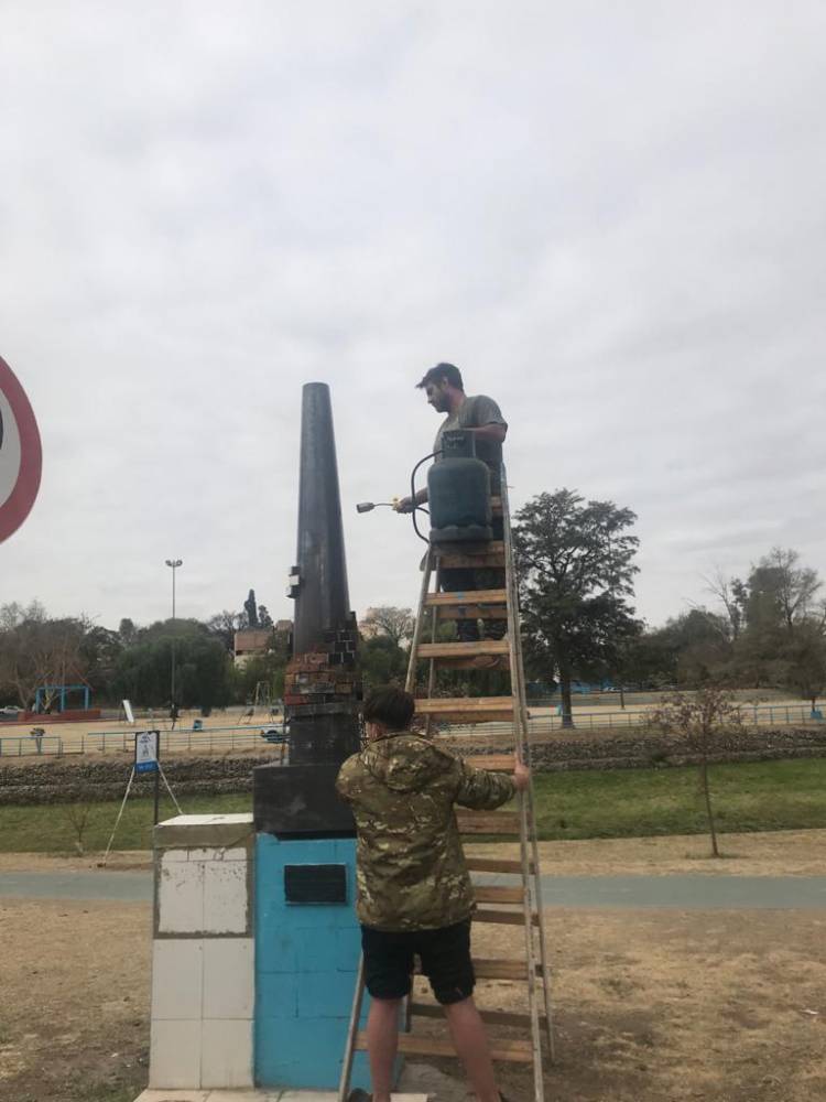Restauran el monumento a la vieja chimenea de Alberdi