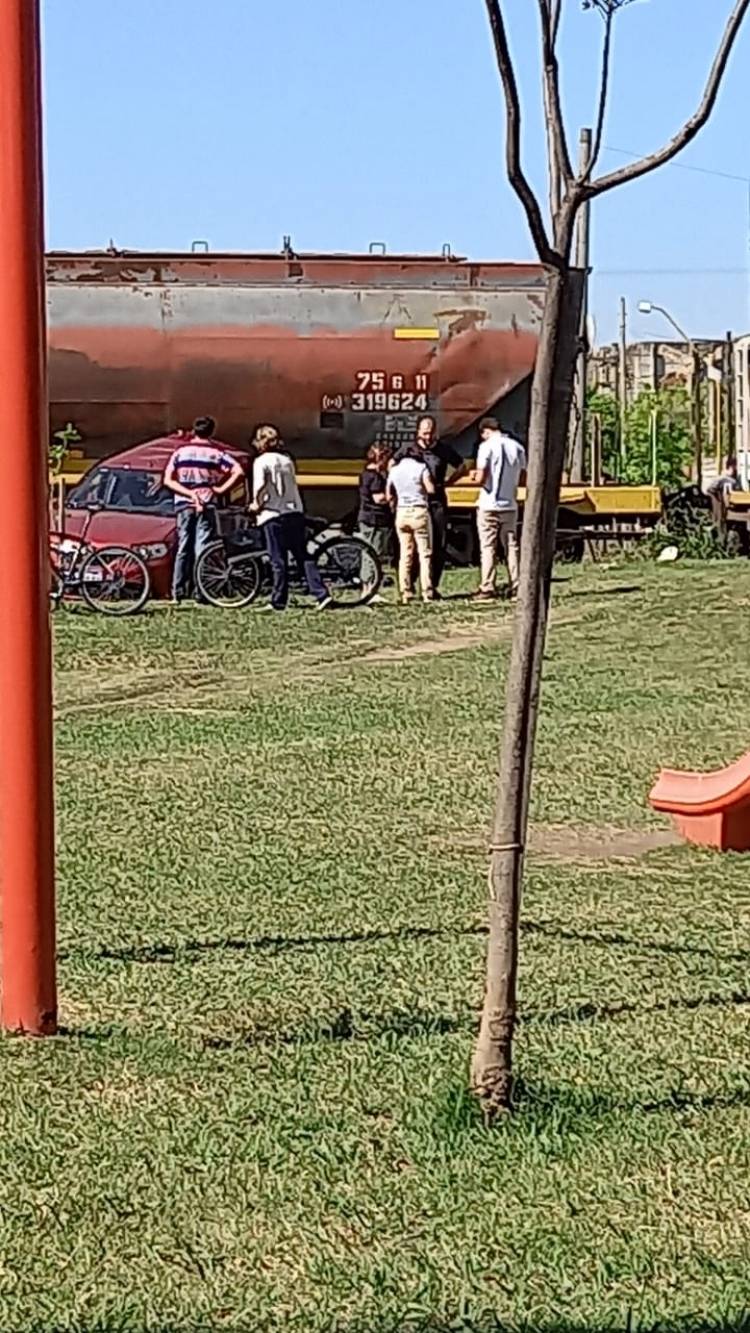 Tren embistió auto