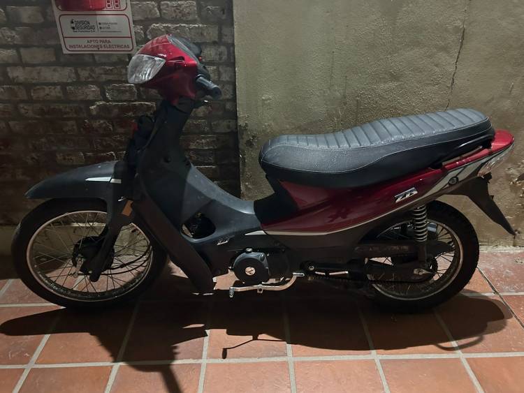 LA POLICÍA RECUPERÓ UNA MOTOCICLETA ROBADA Y DETUVIERON AL QUE LA TENÍA EN SU PODER