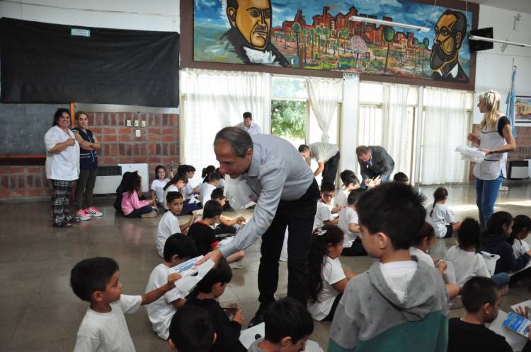 Charla de Seguridad Vial: el intendente visitó la escuela Hipólito Yrigoyen