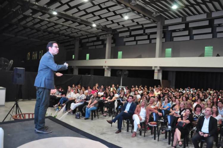 Más de 600 personas disfrutaron de la presentación de Axel Rivas en la ciudad