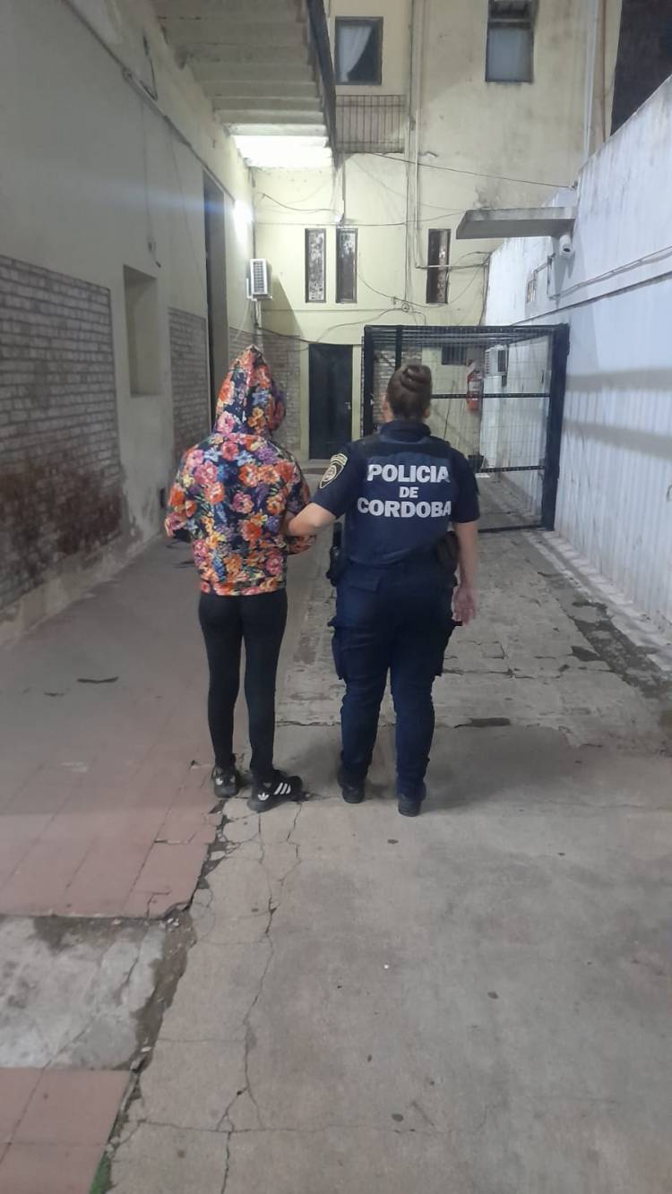MOTOCICLETA CON PEDIDO DE SECUESTRO Y APREHENSIÓN DE FEMENINA