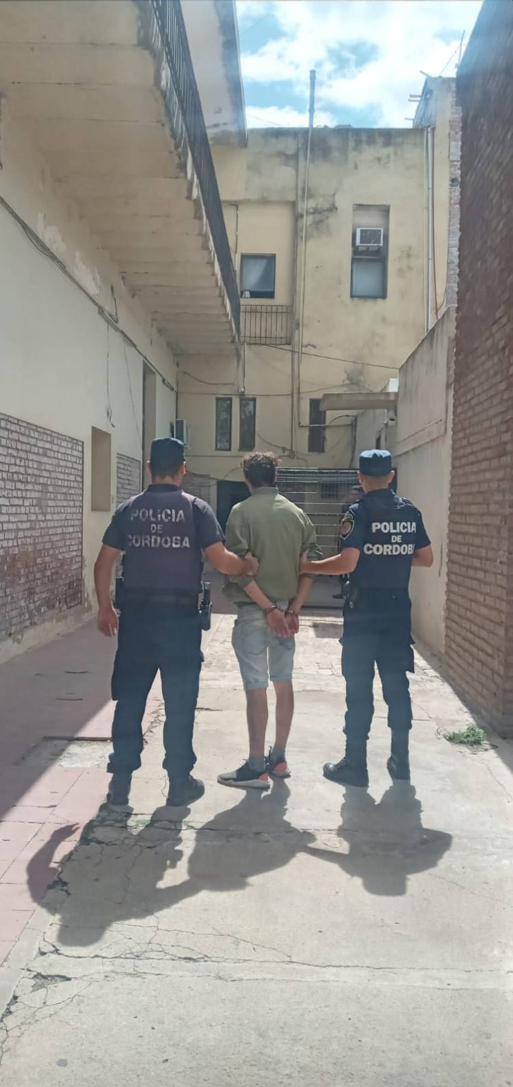 APREHENSIÓN DE MASCULINO POR DAÑO Y SECUESTRO DE MOTOCICLETA