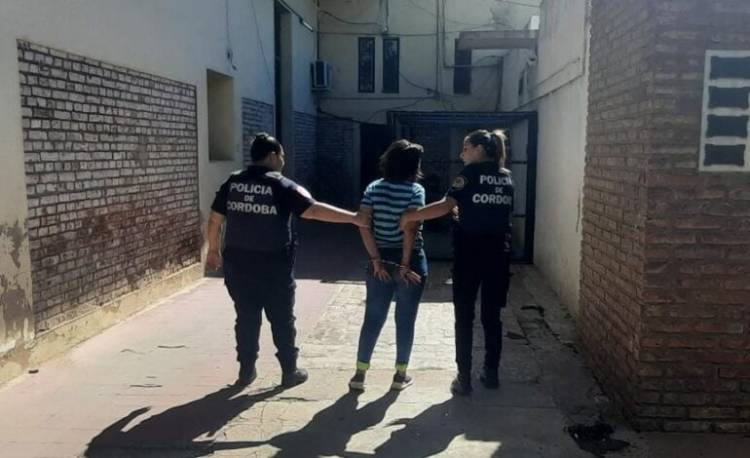Detenida por amenazas y el robo de dos cervezas en una despensa