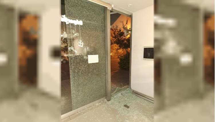 Rompen la vidriera de un local de barrio Roca y roban dinero