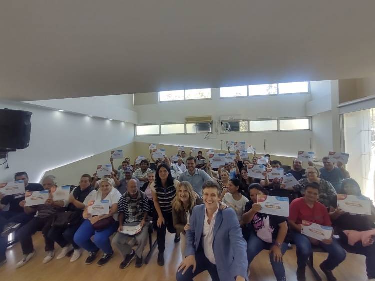 La Legisladora Alejandra Piasco entregó créditos del Programa Más Vida Digna en la localidad de La Francia