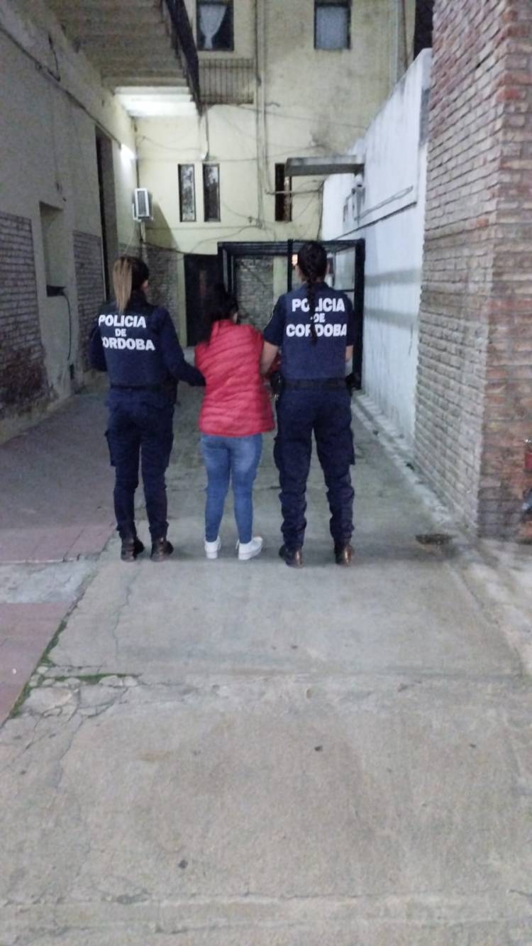 APREHENSIÓN DE FEMENINA POR HURTO, RECUPERO DE ELEMENTOS Y RESGUARDO DE MOTOCICLETA