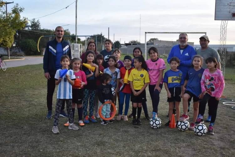 Entrega de elementos deportivos a "Las Lobitas"