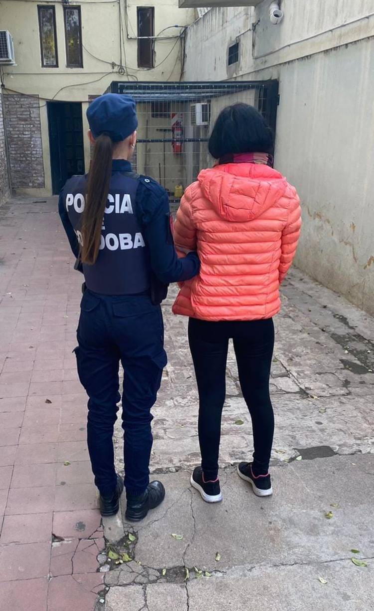 APREHENSIÓN DE FEMENINA POR DESOBEDIENCIA A UNA ORDEN JUDICIAL