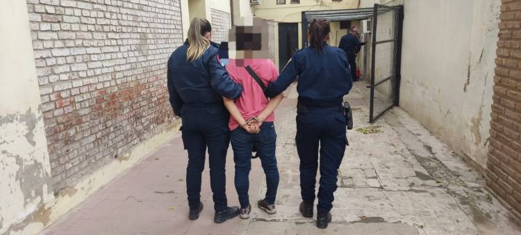 APREHENSIÓN DE MASCULINO Y FEMENINA POR RESISTENCIA