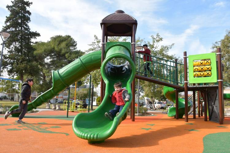 Se habilitaron los nuevos juegos de la plaza 1º de Mayo