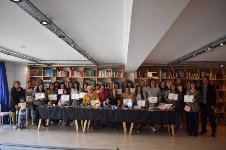 Entrega de diplomas en el taller de Arte de Resina y Reparación  eléctrica domiciliaria  