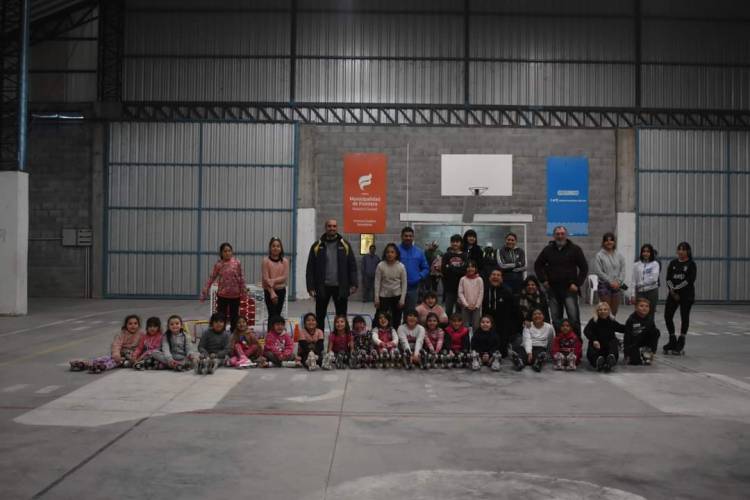 Entrega de elementos deportivos al taller municipal de patín artístico