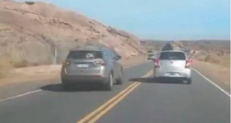 Un conductor sobrepasó en doble línea amarilla y le suspendieron la licencia