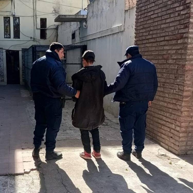 APREHENSIÓN DE MASCULINO POR HURTO