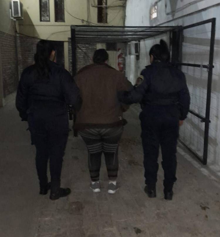 APREHENSIÓN DE FEMENINA POR RESISTENCIA A LA AUTORIDAD, AMENAZAS