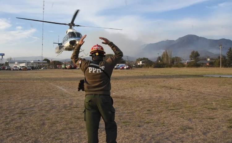 Más de 100 brigadistas combaten el incendio en el Uritorco