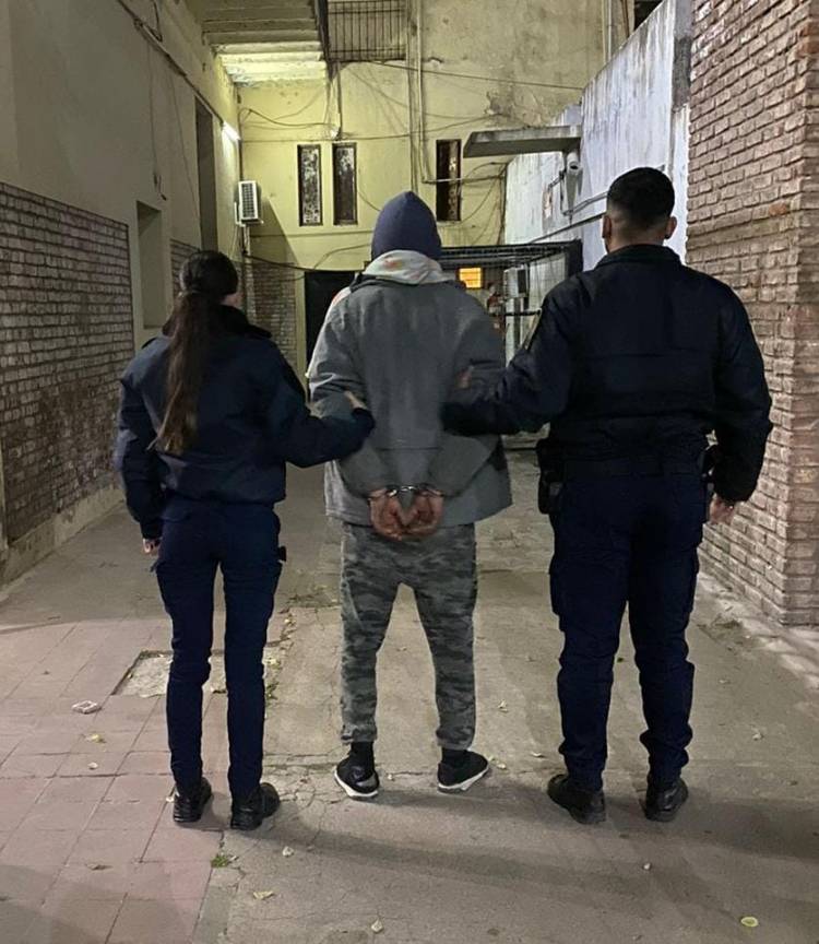 APREHENSIÓN DE MASCULINO POR HURTO Y RECUPERO DE ELEMENTO