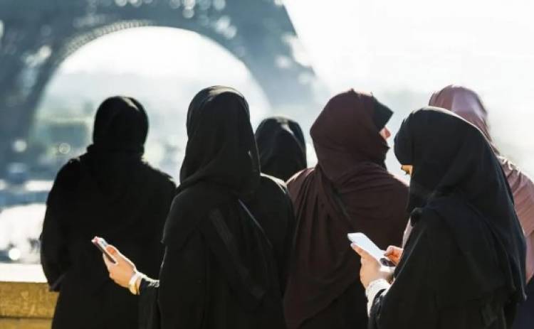 Francia prohibirá en las escuelas la abaya, túnica usada por musulmanas