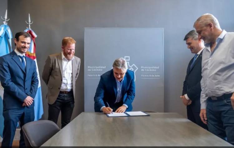 Llaryora firmó la declaración para que Córdoba sea anfitriona del Mundial 2030