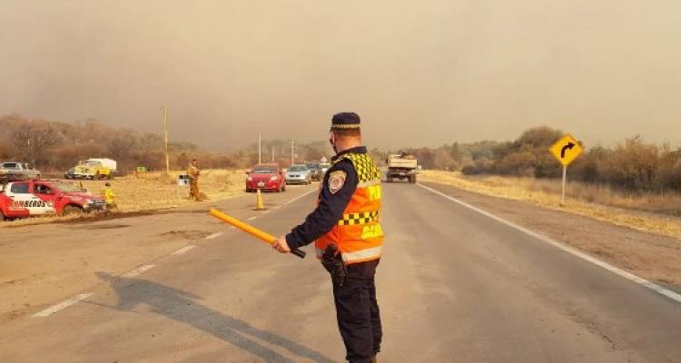 Incendios: evacuan a vecinos en Carlos Paz y Caminera corta la ruta 14