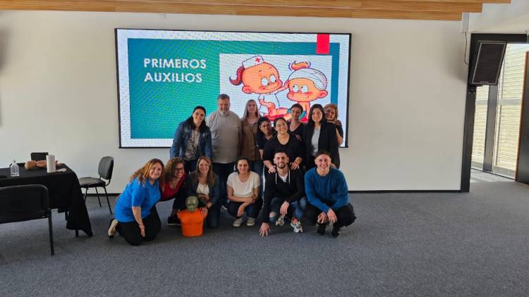 Personal se capacita en RCP y en uso de extintores