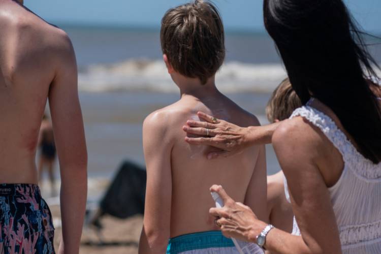 Recomendaciones para evitar efectos dañinos del sol en la piel