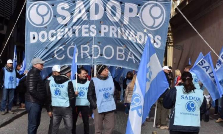 Docentes privados dejan en suspenso el paro nacional y se declaran en estado de alerta