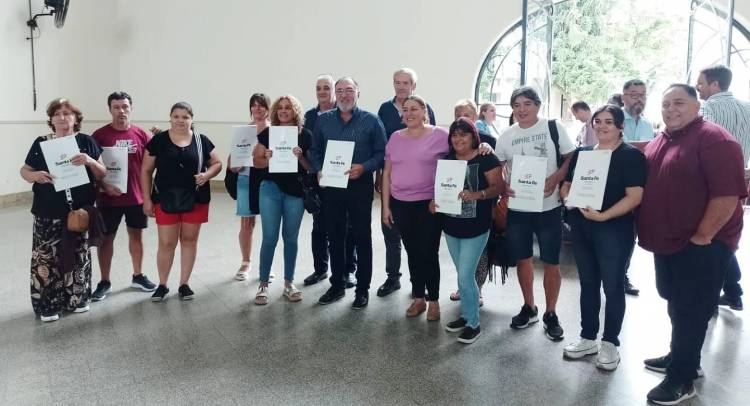 Nueve familias de Frontera recibieron las escrituras de sus viviendas