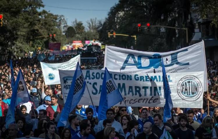 Docentes universitarios paran el 14 y exigen la "urgente convocatoria a paritarias libres"