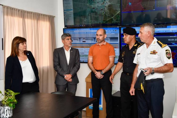 De visita en Córdoba, Bullrich recorrió la sede de la Fuerza Policial Antinarcotráfico