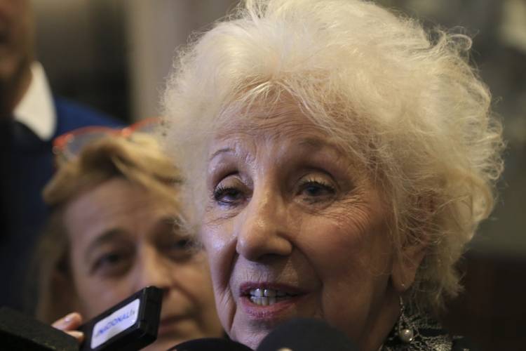 Estela de Carlotto denunció que tiene el teléfono intervenido: "Alguien no quiere que hablemos"