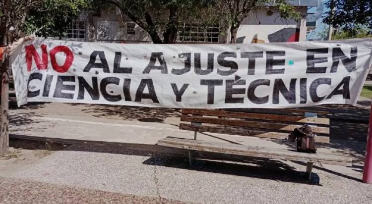 El Gobierno echó a más de 100 trabajadores del Conicet y empieza la "paralización" del organismo