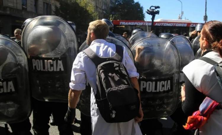 Fuerte represión policial a docentes y jubilados que protestan frente al Congreso