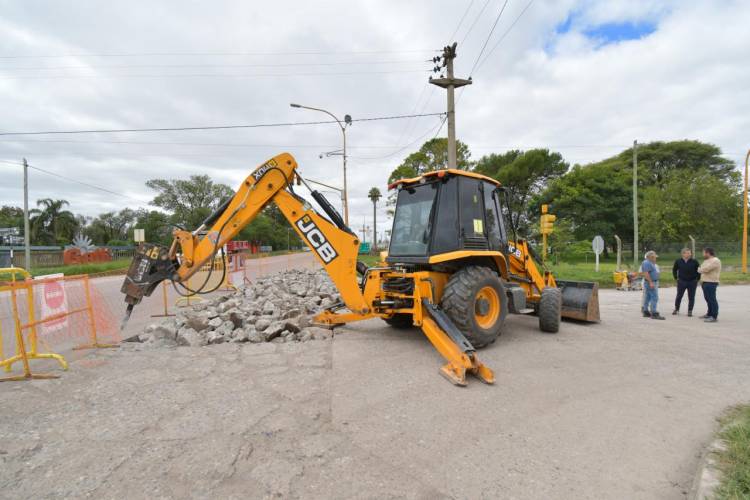 En calle San Lorenzo comenzó el Plan Municipal de Bacheo 2024