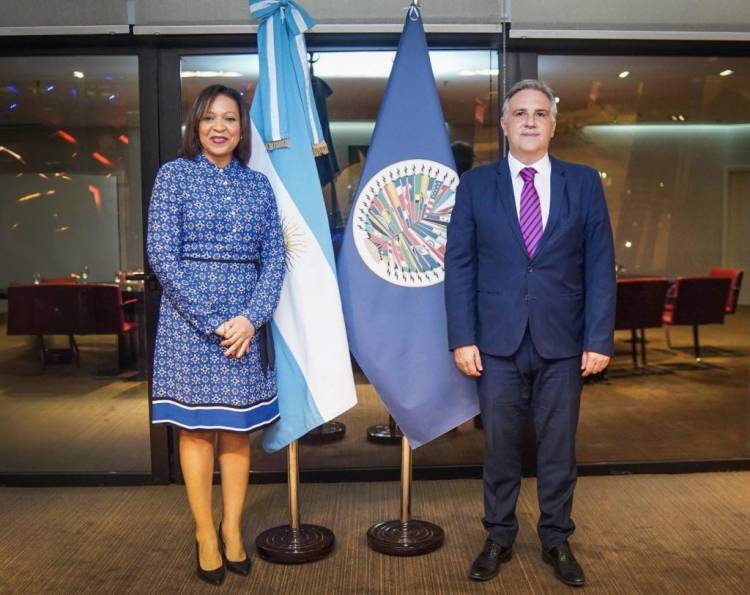 Llaryora recibió a la secretaria ejecutiva para el Desarrollo Integral de la OEA, Kim Hurtault-Osborne