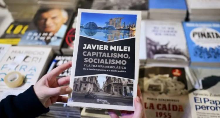 Plagio en el nuevo libro de Milei: denuncian que "copió párrafos" de distintos trabajos académicos