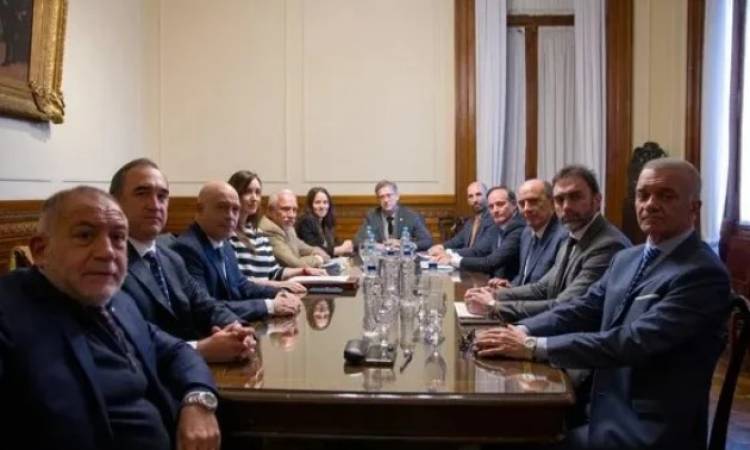 Ley de Bases y paquete fiscal: el Gobierno busca encaminar el dictamen y lograr las firmas el miércoles