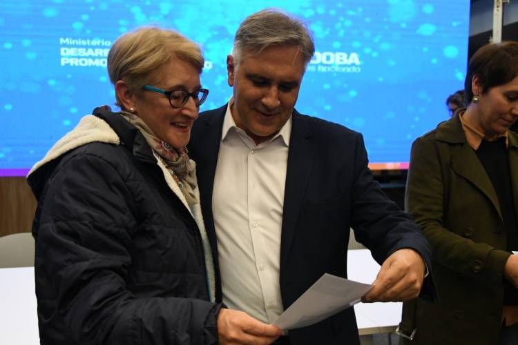 Llaryora visitó la ciudad e hizo entrega de escrituras sociales, créditos y el anuncio de obras