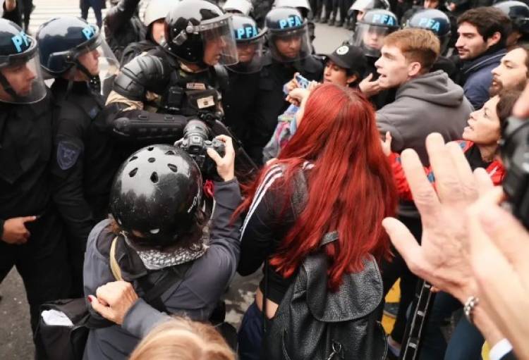 Brutal represión en el Congreso: las fuerzas federales golpearon y gasearon a los manifestantes