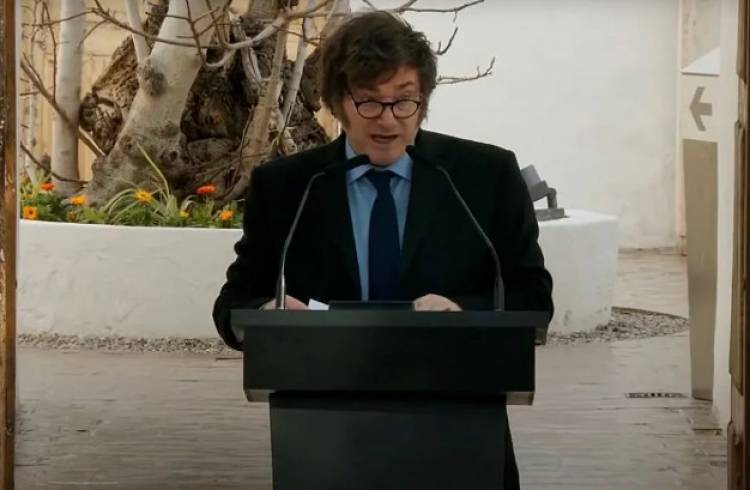 Milei presentó el Plan de Alfabetización en San Juan y criticó a quienes demonizan a Sarmiento