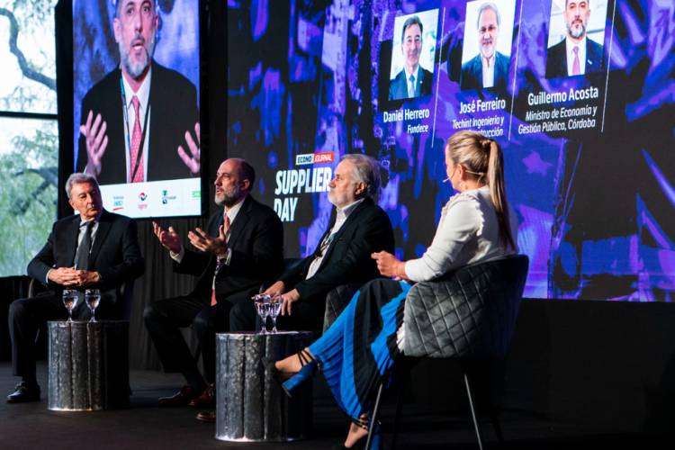 Acosta participó en un encuentro de las industrias petrolera y gasífera