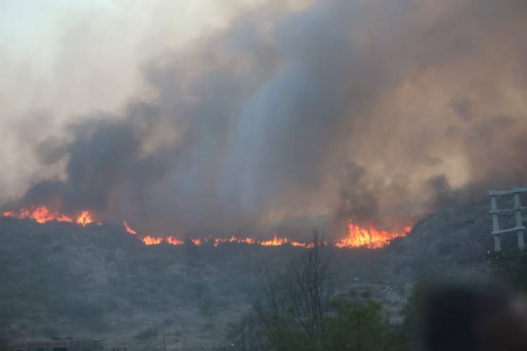 Varios cuarteles de bomberos combaten un incendio entre La Calera y Malagueño