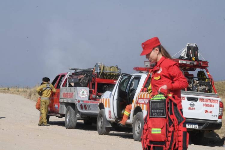 El Durazno: Más de 200 bomberos siguen la lucha contra el fuego