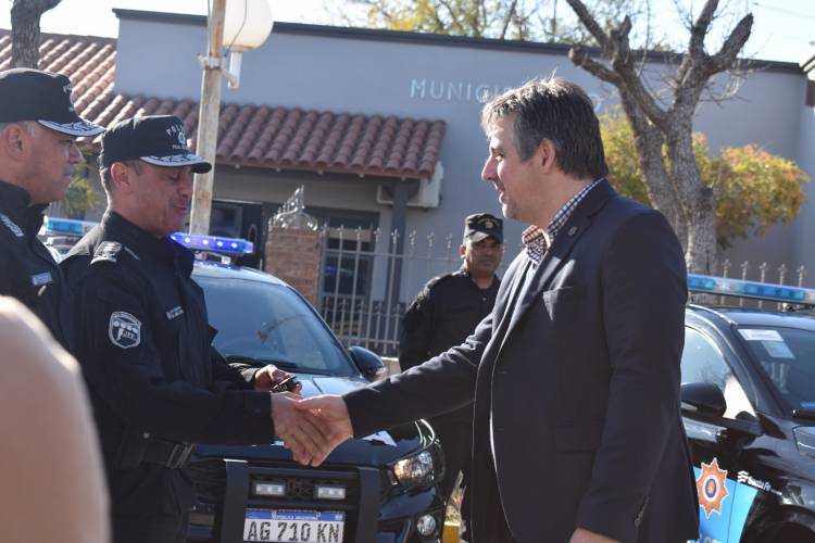ENTREGA MÓVILES POLICIALES AL DEPARTAMENTO CASTELLANOS Y FIRMA DEL PROGRAMA PROVINCIAL “VÍNCULOS”