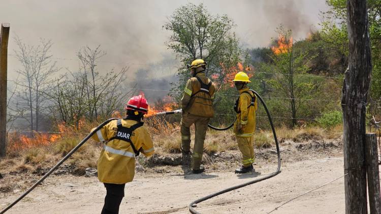 Incendios en Córdoba: hay cuatro focos activos y alertan por otro día de "riesgo extremo"